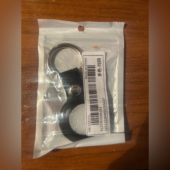 NWT Apple AirTag Black Silicon Protection Cover - Picture 1 of 2